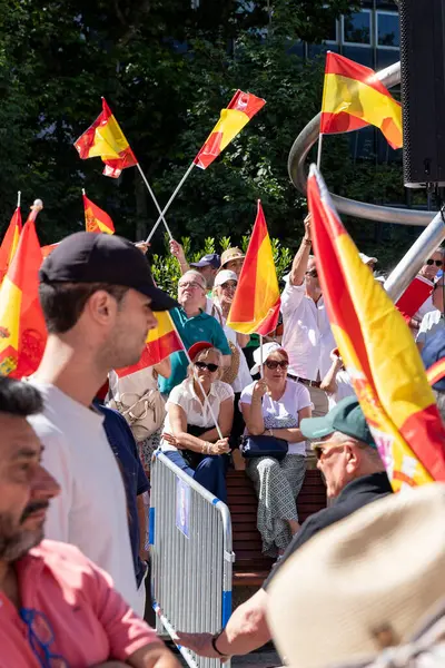Başbakan Pedro Snchez 'e karşı düzenlenen siyasi protesto sırasında, büyük kalabalık İspanya' nın orta Madrid kentinde toplandı. Madrid İspanya 08.06.2025