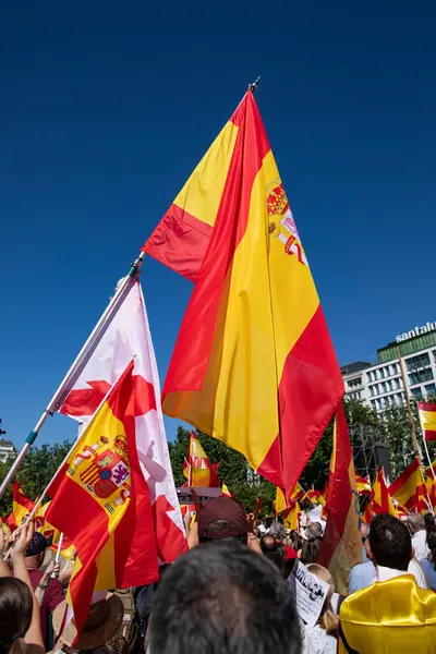 İspanya 'da hükümet karşıtı protesto 08.06.2025 İspanyol bayrakları ve sloganlarıyla, Başbakan Pedro Snchez aleyhinde kitlesel bir gösteride. 