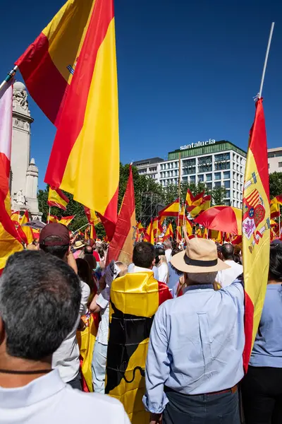 İspanya 'da hükümet karşıtı protesto 08.06.2025 İspanyol bayrakları ve sloganlarıyla, Başbakan Pedro Snchez aleyhinde kitlesel bir gösteride. 