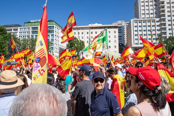 İspanya 'da hükümet karşıtı protesto 08.06.2025 İspanyol bayrakları ve sloganlarıyla, Başbakan Pedro Snchez aleyhinde kitlesel bir gösteride. 