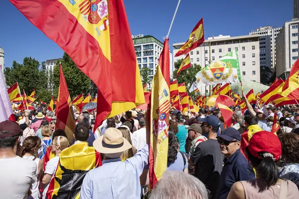 İspanya 'da hükümet karşıtı protesto 08.06.2025 İspanyol bayrakları ve sloganlarıyla, Başbakan Pedro Snchez aleyhinde kitlesel bir gösteride. 