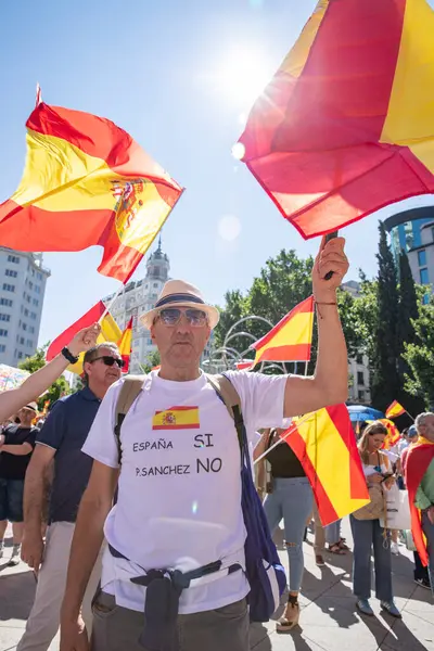 İspanya 'da hükümet karşıtı protesto 08.06.2025 İspanyol bayrakları ve sloganlarıyla, Başbakan Pedro Snchez aleyhinde kitlesel bir gösteride. 