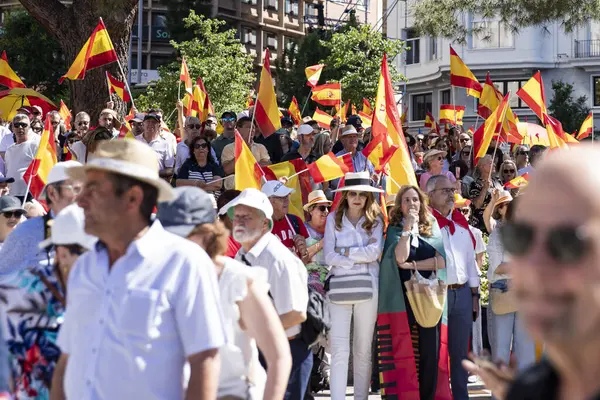 İspanya 'da hükümet karşıtı protesto 08.06.2025 İspanyol bayrakları ve sloganlarıyla, Başbakan Pedro Snchez aleyhinde kitlesel bir gösteride. 