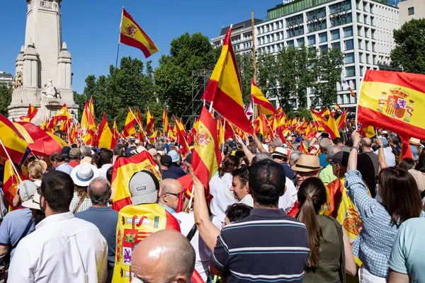 İspanya 'da hükümet karşıtı protesto 08.06.2025 İspanyol bayrakları ve sloganlarıyla, Başbakan Pedro Snchez aleyhinde kitlesel bir gösteride. 