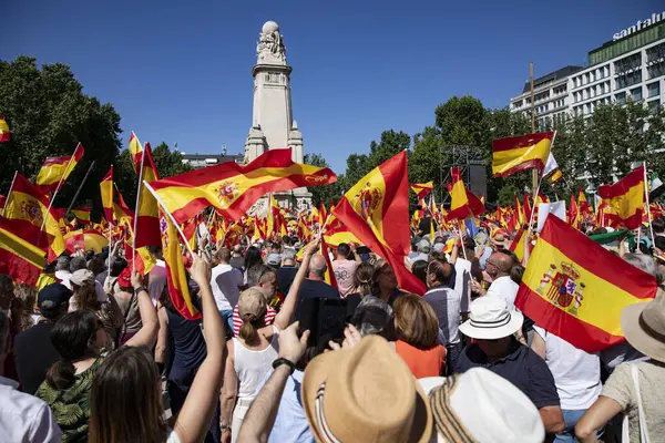 İspanya 'da hükümet karşıtı protesto 08.06.2025 İspanyol bayrakları ve sloganlarıyla, Başbakan Pedro Snchez aleyhinde kitlesel bir gösteride. 