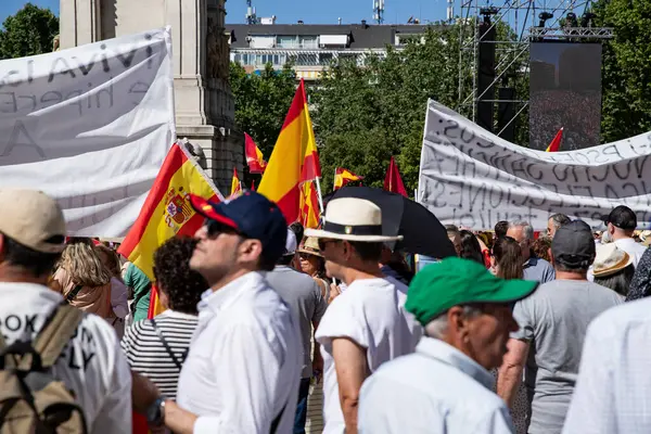 İspanya 'da hükümet karşıtı protesto 08.06.2025 İspanyol bayrakları ve sloganlarıyla, Başbakan Pedro Snchez aleyhinde kitlesel bir gösteride. 