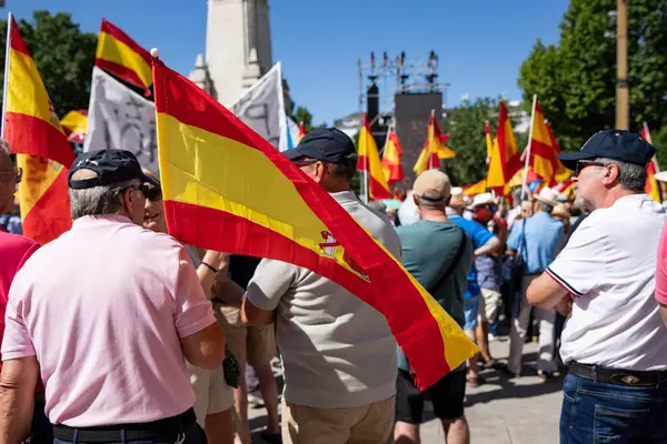 İspanya 'da hükümet karşıtı protesto 08.06.2025 İspanyol bayrakları ve sloganlarıyla, Başbakan Pedro Snchez aleyhinde kitlesel bir gösteride. 