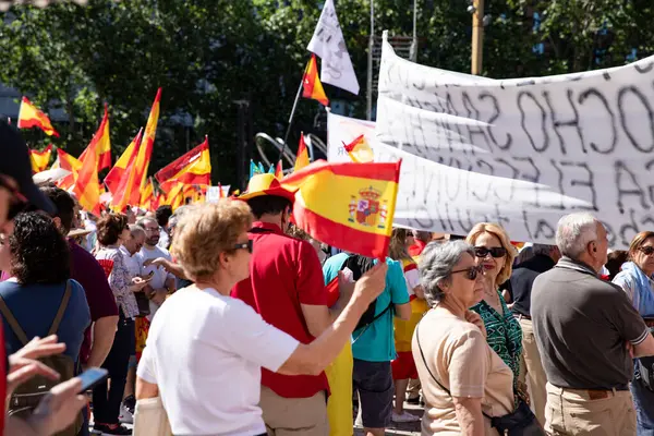 İspanya 'da hükümet karşıtı protesto 08.06.2025 İspanyol bayrakları ve sloganlarıyla, Başbakan Pedro Snchez aleyhinde kitlesel bir gösteride. 