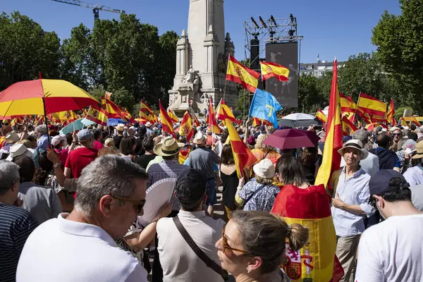 İspanya 'da hükümet karşıtı protesto 08.06.2025 İspanyol bayrakları ve sloganlarıyla, Başbakan Pedro Snchez aleyhinde kitlesel bir gösteride. 