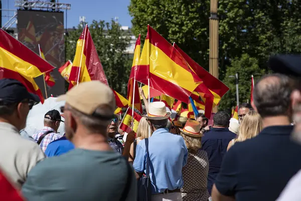İspanya 'da hükümet karşıtı protesto 08.06.2025 İspanyol bayrakları ve sloganlarıyla, Başbakan Pedro Snchez aleyhinde kitlesel bir gösteride. 