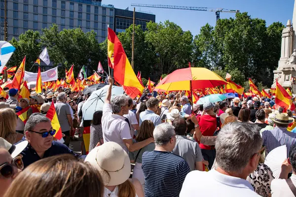 İspanya 'da hükümet karşıtı protesto 08.06.2025 İspanyol bayrakları ve sloganlarıyla, Başbakan Pedro Snchez aleyhinde kitlesel bir gösteride. 