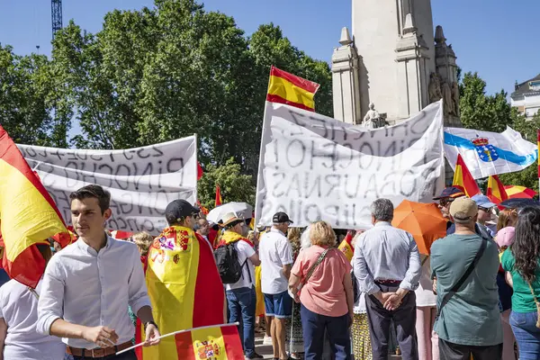 İspanya 'da hükümet karşıtı protesto 08.06.2025 İspanyol bayrakları ve sloganlarıyla, Başbakan Pedro Snchez aleyhinde kitlesel bir gösteride. 