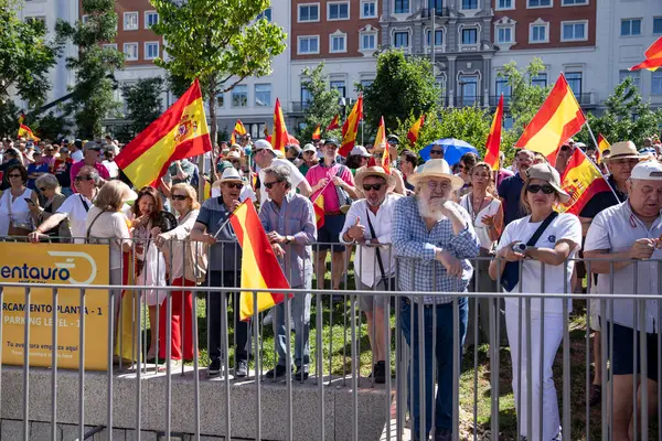 İspanya 'da hükümet karşıtı protesto 08.06.2025 İspanyol bayrakları ve sloganlarıyla, Başbakan Pedro Snchez aleyhinde kitlesel bir gösteride. 