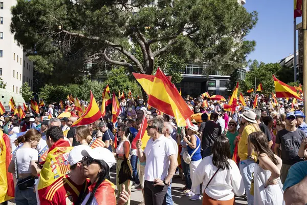 Başbakan Pedro Snchez 'e karşı düzenlenen siyasi protesto sırasında, büyük kalabalık İspanya' nın orta Madrid kentinde toplandı. Madrid İspanya 08.06.2025