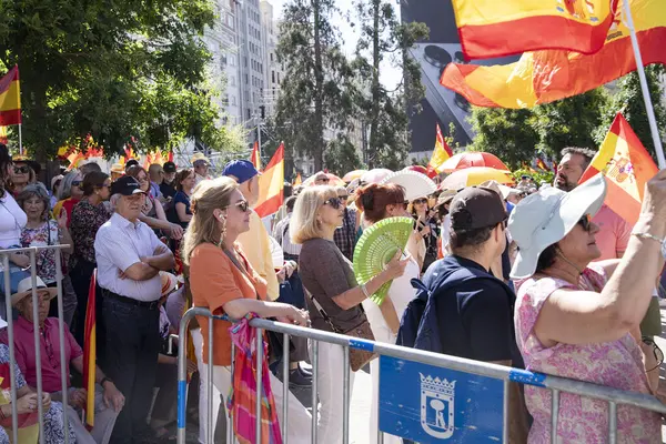 Başbakan Pedro Snchez 'e karşı düzenlenen siyasi protesto sırasında, büyük kalabalık İspanya' nın orta Madrid kentinde toplandı. Madrid İspanya 08.06.2025