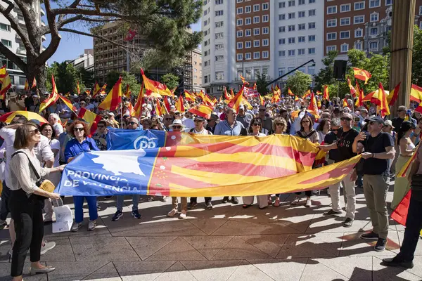 İspanya 'da hükümet karşıtı protesto 08.06.2025 İspanyol bayrakları ve sloganlarıyla, Başbakan Pedro Snchez aleyhinde kitlesel bir gösteride. 