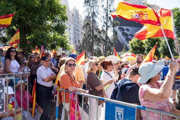 İspanya 'da hükümet karşıtı protesto 08.06.2025 İspanyol bayrakları ve sloganlarıyla, Başbakan Pedro Snchez aleyhinde kitlesel bir gösteride. 