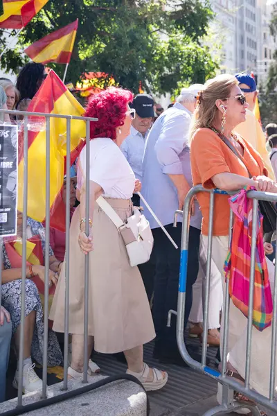 İspanya 'da hükümet karşıtı protesto 08.06.2025 İspanyol bayrakları ve sloganlarıyla, Başbakan Pedro Snchez aleyhinde kitlesel bir gösteride. 
