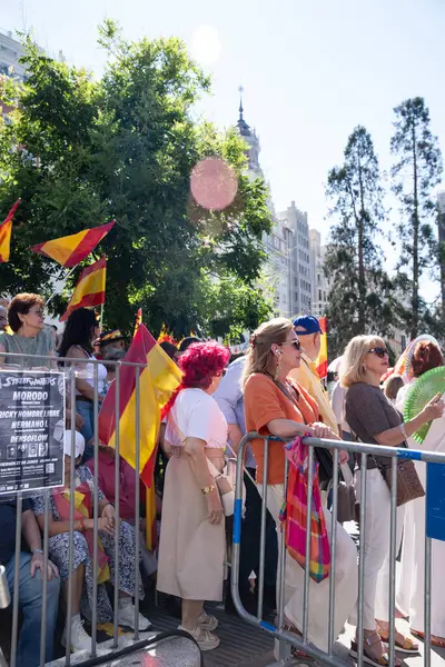 İspanya 'da hükümet karşıtı protesto 08.06.2025 İspanyol bayrakları ve sloganlarıyla, Başbakan Pedro Snchez aleyhinde kitlesel bir gösteride. 