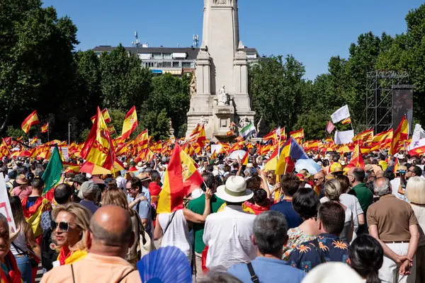 İspanya 'da hükümet karşıtı protesto 08.06.2025 İspanyol bayrakları ve sloganlarıyla, Başbakan Pedro Snchez aleyhinde kitlesel bir gösteride. 