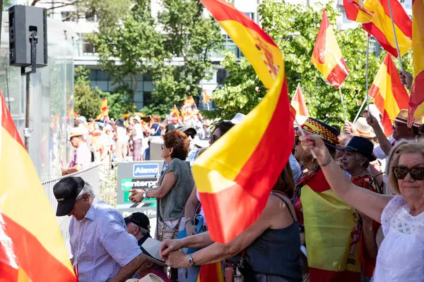 İspanya 'da hükümet karşıtı protesto 08.06.2025 İspanyol bayrakları ve sloganlarıyla, Başbakan Pedro Snchez aleyhinde kitlesel bir gösteride. 