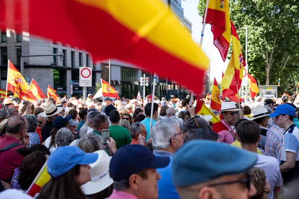 İspanya 'da hükümet karşıtı protesto 08.06.2025 İspanyol bayrakları ve sloganlarıyla, Başbakan Pedro Snchez aleyhinde kitlesel bir gösteride. 