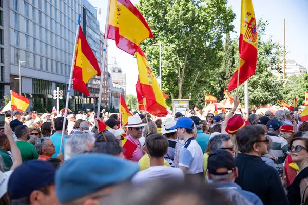 İspanya 'da hükümet karşıtı protesto 08.06.2025 İspanyol bayrakları ve sloganlarıyla, Başbakan Pedro Snchez aleyhinde kitlesel bir gösteride. 