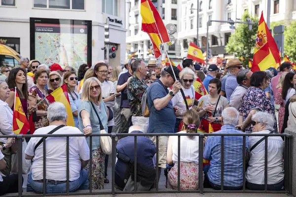İspanya 'da hükümet karşıtı protesto 08.06.2025 İspanyol bayrakları ve sloganlarıyla, Başbakan Pedro Snchez aleyhinde kitlesel bir gösteride. 