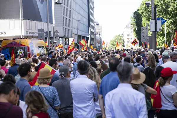 İspanya 'da hükümet karşıtı protesto 08.06.2025 İspanyol bayrakları ve sloganlarıyla, Başbakan Pedro Snchez aleyhinde kitlesel bir gösteride. 