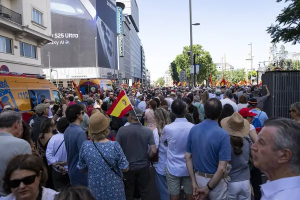 İspanya 'da hükümet karşıtı protesto 08.06.2025 İspanyol bayrakları ve sloganlarıyla, Başbakan Pedro Snchez aleyhinde kitlesel bir gösteride. 