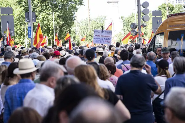 Başbakan Pedro Snchez 'e karşı düzenlenen siyasi protesto sırasında, büyük kalabalık İspanya' nın orta Madrid kentinde toplandı. Madrid İspanya 08.06.2025