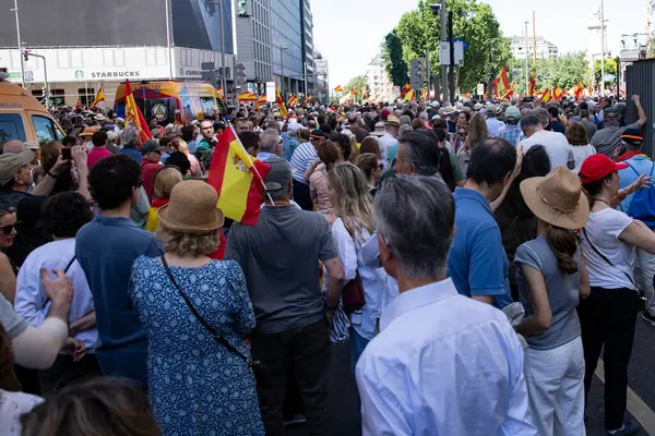 Başbakan Pedro Snchez 'e karşı düzenlenen siyasi protesto sırasında, büyük kalabalık İspanya' nın orta Madrid kentinde toplandı. Madrid İspanya 08.06.2025