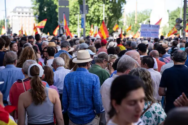 İspanya 'da hükümet karşıtı protesto 08.06.2025 İspanyol bayrakları ve sloganlarıyla, Başbakan Pedro Snchez aleyhinde kitlesel bir gösteride. 