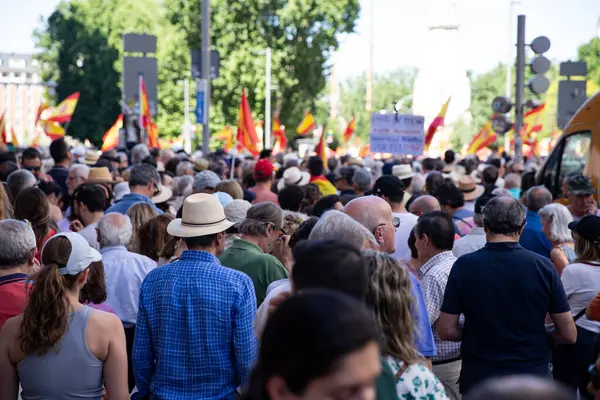 İspanya 'da hükümet karşıtı protesto 08.06.2025 İspanyol bayrakları ve sloganlarıyla, Başbakan Pedro Snchez aleyhinde kitlesel bir gösteride. 