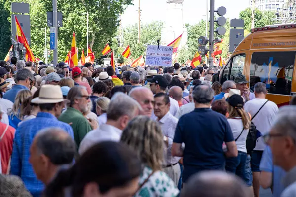 İspanya 'da hükümet karşıtı protesto 08.06.2025 İspanyol bayrakları ve sloganlarıyla, Başbakan Pedro Snchez aleyhinde kitlesel bir gösteride. 