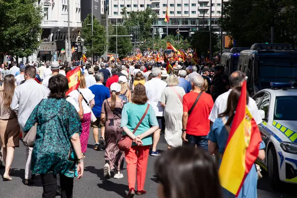 İspanya 'da hükümet karşıtı protesto 08.06.2025 İspanyol bayrakları ve sloganlarıyla, Başbakan Pedro Snchez aleyhinde kitlesel bir gösteride. 