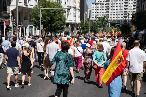 İspanya 'da hükümet karşıtı protesto 08.06.2025 İspanyol bayrakları ve sloganlarıyla, Başbakan Pedro Snchez aleyhinde kitlesel bir gösteride. 