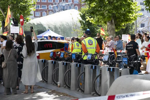 İspanya 'da hükümet karşıtı protesto 08.06.2025 İspanyol bayraklarıyla. Sıcak bir gün Pedro Sanchez 'e karşı bir mitingi engellemedi. 