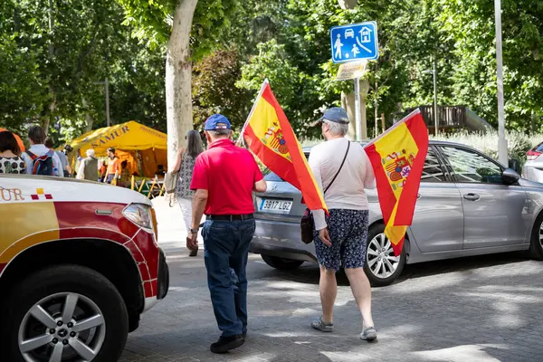 İspanya 'da hükümet karşıtı protesto 08.06.2025 İspanyol bayraklarıyla. Sıcak bir gün Pedro Sanchez 'e karşı bir mitingi engellemedi. 