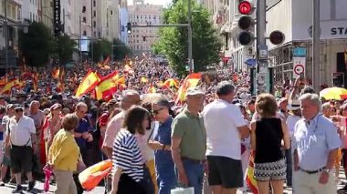 İspanya 'da binlerce insan Pedro Sanchos' a karşı düzenlenen hükümet karşıtı protestolara katılıyor. Devrim Madrid İspanya 06.08.2025