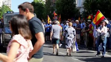 Sanchez 'e karşı protesto. İspanya, Madrid 'de siyasi miting 06.08.2025, İspanyol ulusal bayraklarını sallayan büyük bir kalabalık