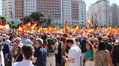 Madrid 'de yaz protestosu sırasında İspanyol bayraklı renkli kalabalık 06.08.2025