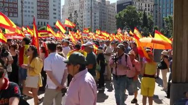 Binlerce insan hükümet karşıtı bir gösteri için İspanya 'da sokaklara döküldü. Madrid İspanya 06.08.2025