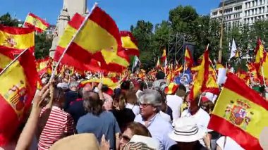 İspanya 'da hükümet karşıtı protesto 06.08.2025 İspanyol bayrağı ve sloganlarıyla, Başbakan Pedro Snchez' e karşı kitlesel bir gösteride