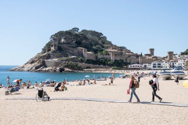 Tossa de Mar ve Sunny Beach 'in ortaçağ duvarları. 12.05.2024 İspanya