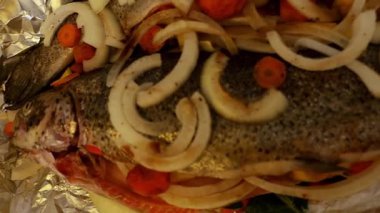 Ev yapımı, soğanlı ve havuçlu fırında balık, sade deniz ürünleri tarifi.