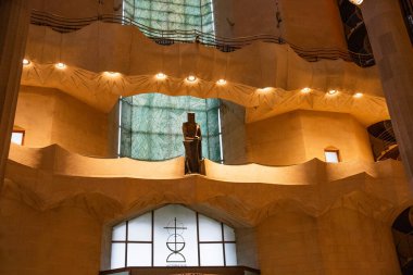 Sagrada Familia 'nın içindeki İsa' nın tutkusunu tasvir eden heykel. İspanya Barselona 06.05.2025