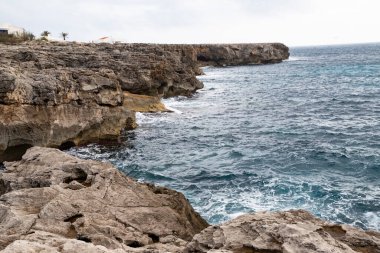 Doğal güzellik. İspanya, Menorca 'nın engebeli kıyı şeridi, berrak suları 03.08.2025