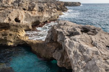 Menorca, İspanya 'daki deniz mağaraları ve uçurumlar 03.08.2025