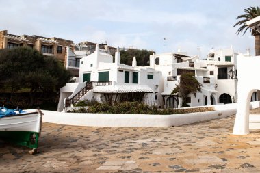 İspanya, Menorca 'da beyaz villaları ve yemyeşil otlakları olan sessiz bir cadde 03.08.2025